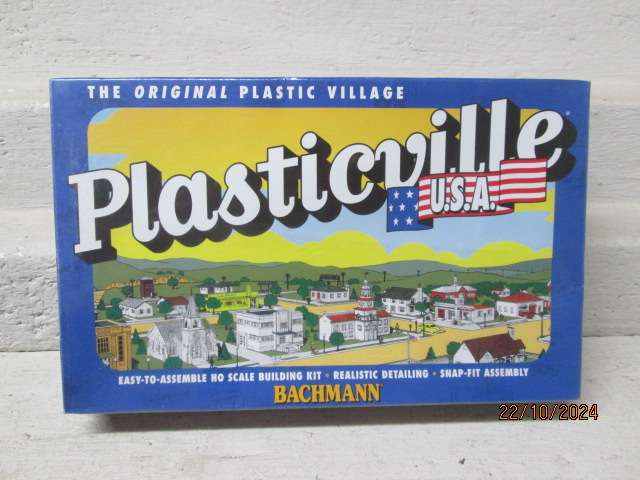 HO SCALE - BACHMANN - RANCH HOUSE - KIT - BOXED