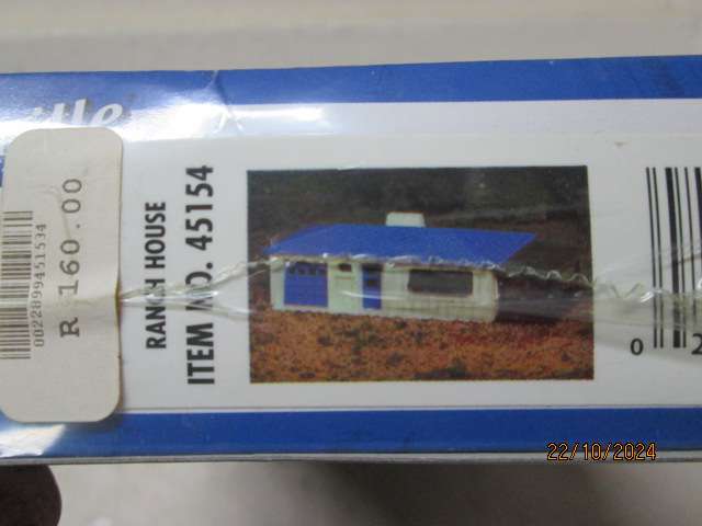 HO SCALE - BACHMANN - RANCH HOUSE - KIT - BOXED
