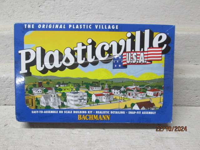 HO SCALE - BACHMANN - SCHOOL HOUSE - KIT - BOXED
