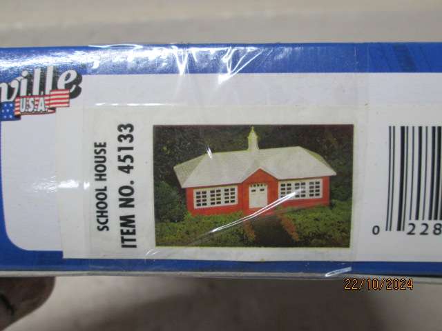 HO SCALE - BACHMANN - SCHOOL HOUSE - KIT - BOXED