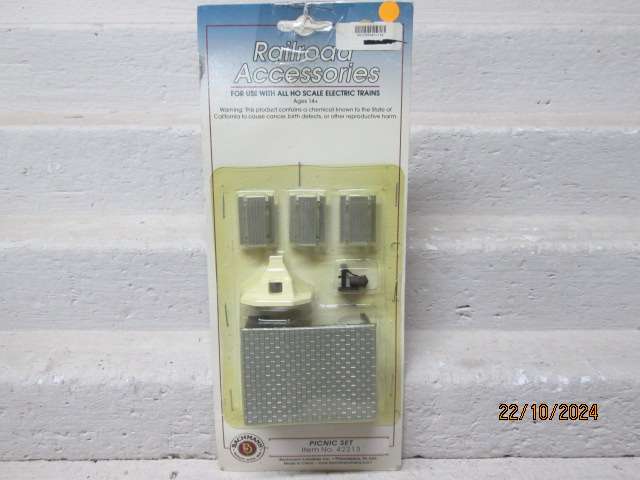 HO SCALE - BACHMANN - PICNIC SET - BOXED