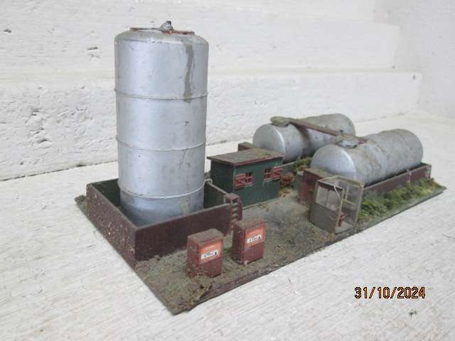 HO SCALE - REFINERY DEPOT