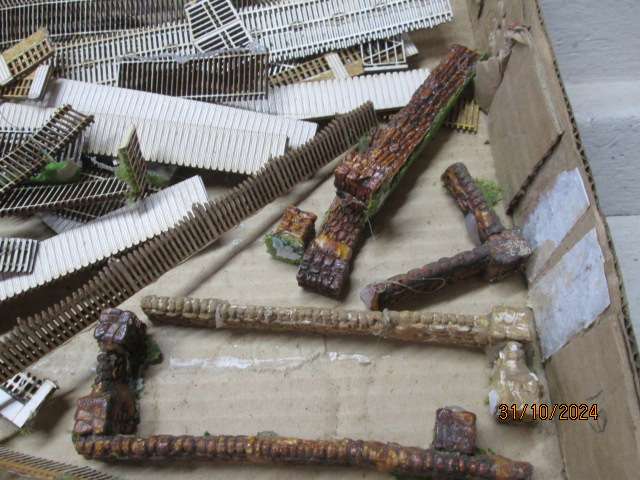 HO SCALE - LARGE AMOUNT OF LAZER CUT FENCING - BEER BOX FULL