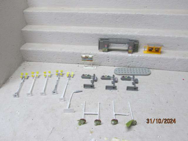 HO SCALE - ENTRY LEVEL STATIC LIGHTS & ROBOTS ETC