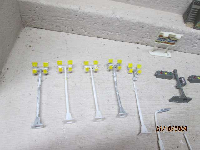 HO SCALE - ENTRY LEVEL STATIC LIGHTS & ROBOTS ETC