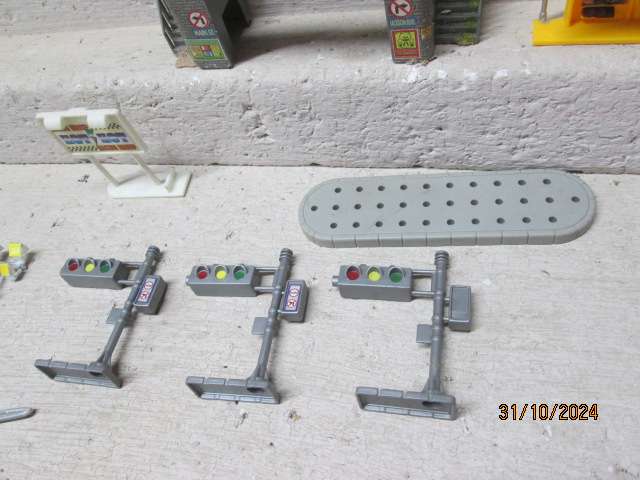 HO SCALE - ENTRY LEVEL STATIC LIGHTS & ROBOTS ETC