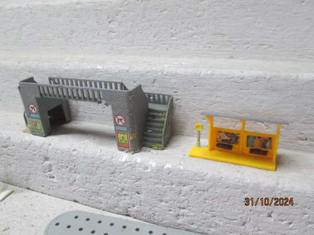 HO SCALE - ENTRY LEVEL STATIC LIGHTS & ROBOTS ETC