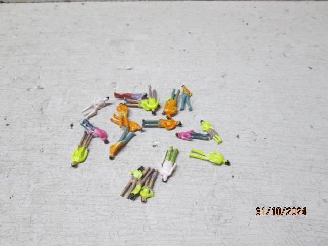 HO SCALE - VARIOUS FIGURINES - X20
