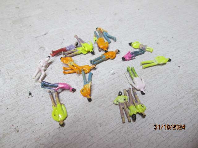 HO SCALE - VARIOUS FIGURINES - X20