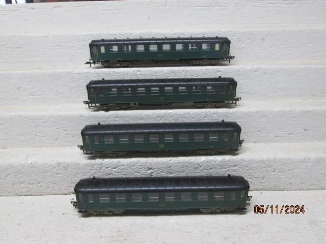 HO SCALE - FLEISCHMANN - GREEN PASSENGER COACHES - X4