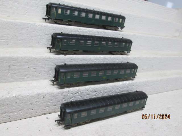 HO SCALE - FLEISCHMANN - GREEN PASSENGER COACHES - X4