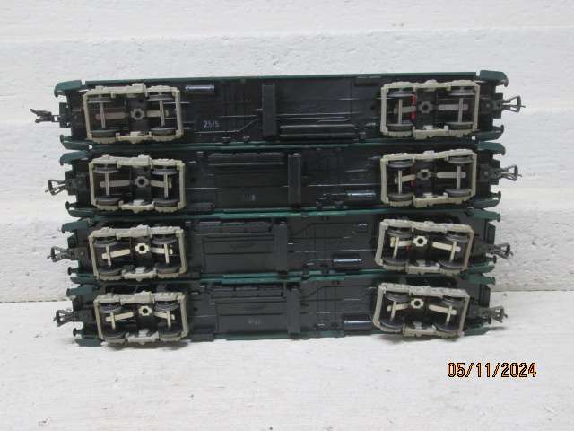 HO SCALE - FLEISCHMANN - GREEN PASSENGER COACHES - X4