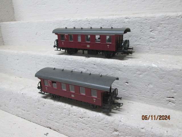 HO SCALE - ROCO - DB MAROON - COACHES - X2