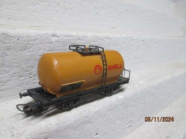 HO SCALE - LIMA - SHELL TANKER WAGON