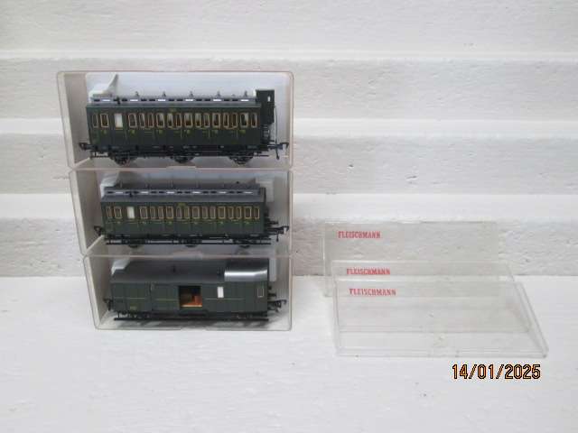 HO SCALE - FLESCHMANN - SNCF - DARK GREEN TRIPPLE AXLE PASSENGER COACHES - X3 - BOXED
