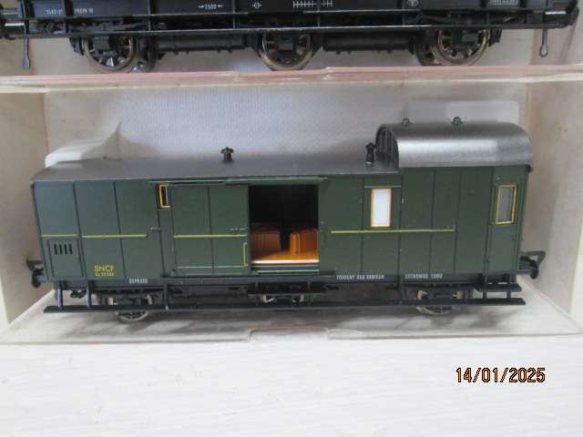HO SCALE - FLESCHMANN - SNCF - DARK GREEN TRIPPLE AXLE PASSENGER COACHES - X3 - BOXED