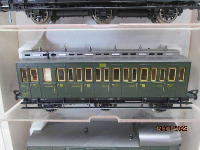 HO SCALE - FLESCHMANN - SNCF - DARK GREEN TRIPPLE AXLE PASSENGER COACHES - X3 - BOXED