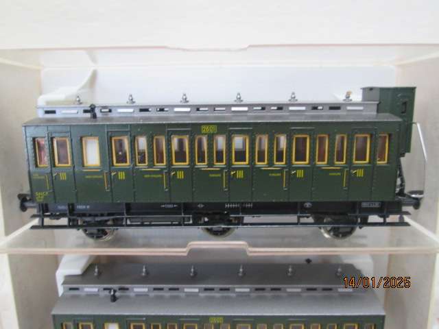 HO SCALE - FLESCHMANN - SNCF - DARK GREEN TRIPPLE AXLE PASSENGER COACHES - X3 - BOXED
