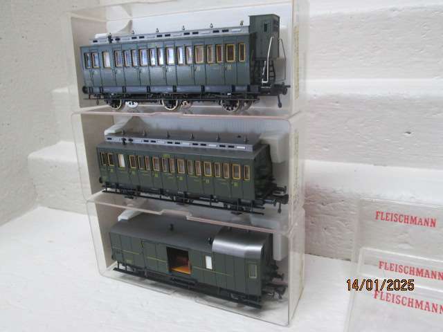 HO SCALE - FLESCHMANN - SNCF - DARK GREEN TRIPPLE AXLE PASSENGER COACHES - X3 - BOXED