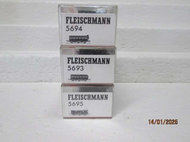 HO SCALE - FLESCHMANN - SNCF - DARK GREEN TRIPPLE AXLE PASSENGER COACHES - X3 - BOXED