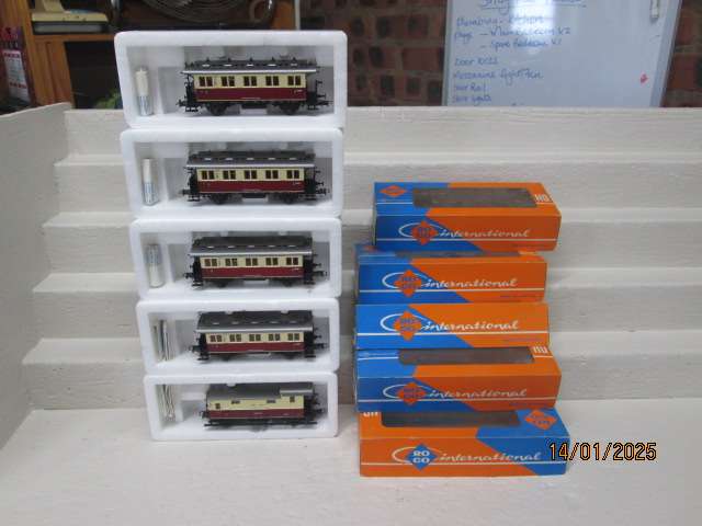 HO SCALE - ROCO - X5 SHORT PASSENGER COACHES - BOXED
