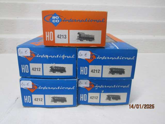 HO SCALE - ROCO - X5 SHORT PASSENGER COACHES - BOXED