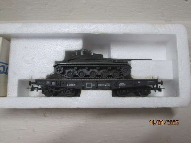 HO SCALE - ROCO - FLAT WAGON WITH TANK LOAD - BOXED