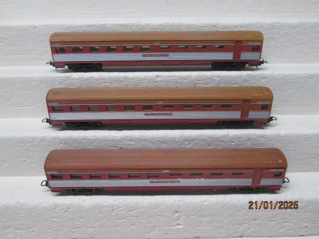 HO SCALE - LIMA - AUSTRALIAN OVERLAND COACHES - X3