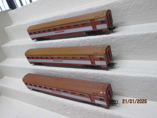 HO SCALE - LIMA - AUSTRALIAN OVERLAND COACHES - X3
