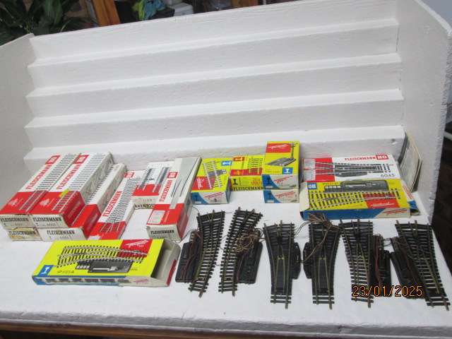 OO SCALE - FLEISHCHMANN - LARGE AMOUNT OF BRASS TRACK - X118 PIECES - BOXED