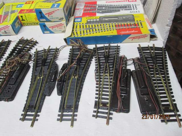 OO SCALE - FLEISHCHMANN - LARGE AMOUNT OF BRASS TRACK - X118 PIECES - BOXED