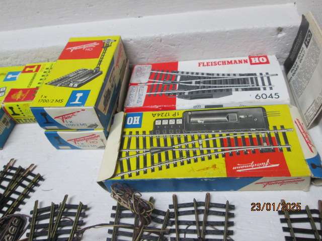 OO SCALE - FLEISHCHMANN - LARGE AMOUNT OF BRASS TRACK - X118 PIECES - BOXED