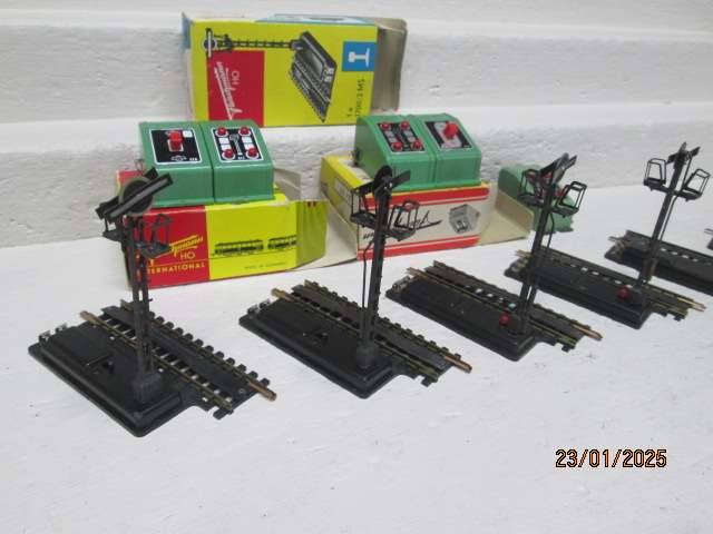 HO SCALE - FLEISCHMANN - UNCOUPLERS AND MATCHING SWITCHES - BOXED