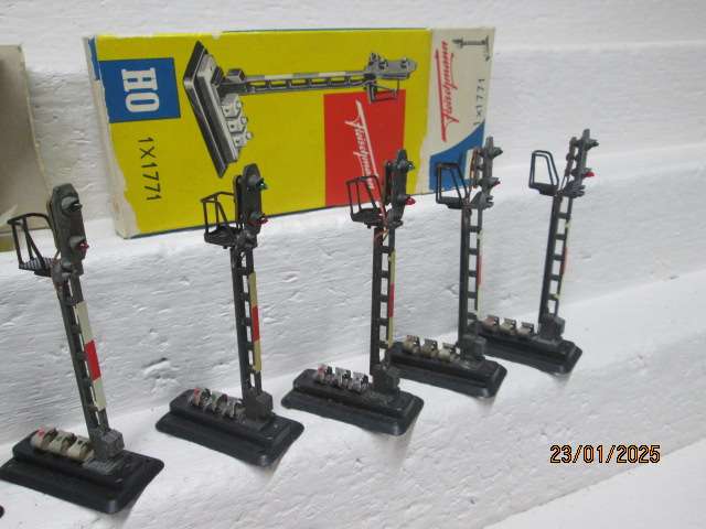 HO SCALE - FLEISCHMANN - RAIL SIGNALS - X8