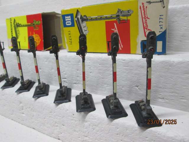 HO SCALE - FLEISCHMANN - RAIL SIGNALS - X8