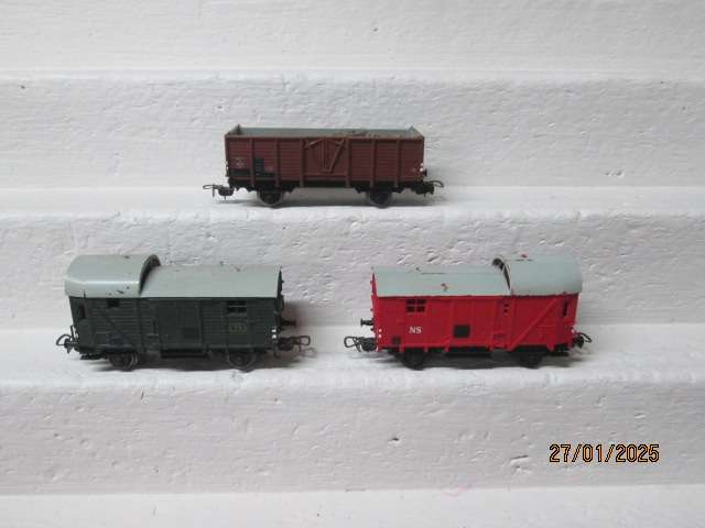HO SCALE - PIKO - X3 SHORT GOODS WAGONS