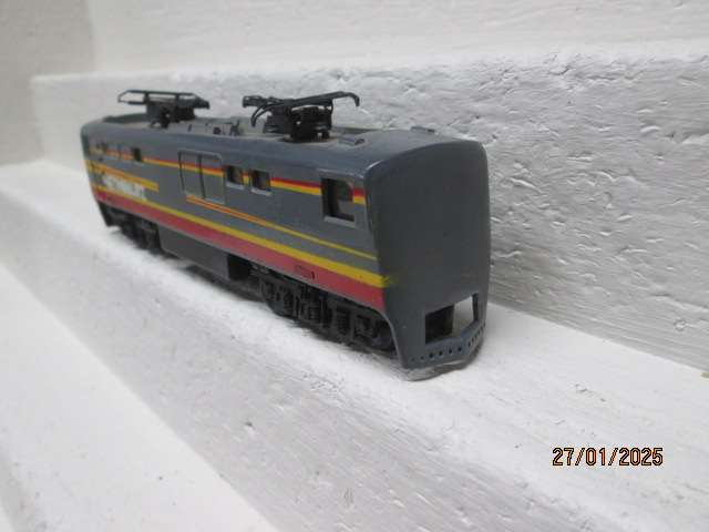 HO SCALE - LIFELIKE - SAR -  6E METROBLITZ ELECTRIC LOCOMOTIVE