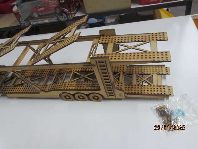 1:18 SCALE - SCANNIA - LAZER CUT CAR CARRIER