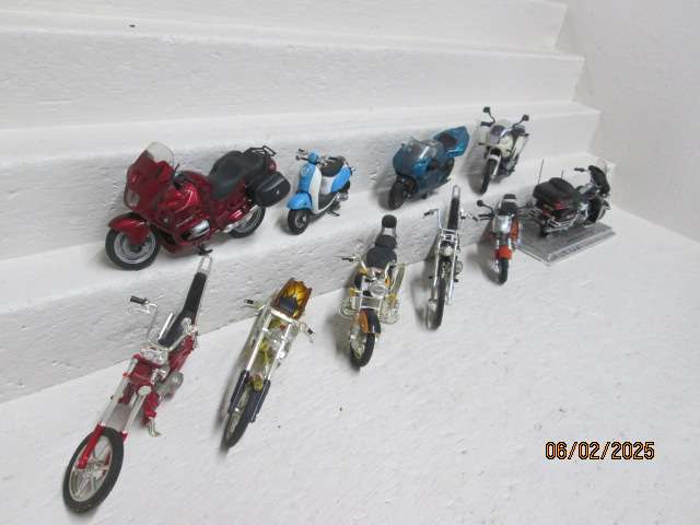 1:12 SCALE - DIE CAST MOTORBIKES - X10