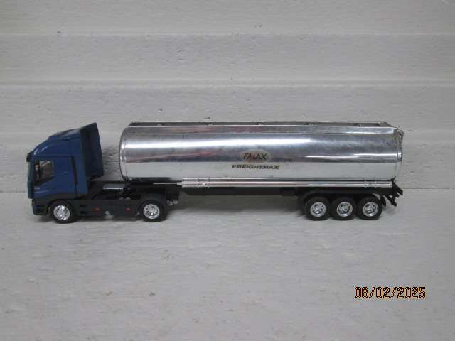 NEWRAY - IVECO DIE CAST TRUCK AND TANKER TRAILER