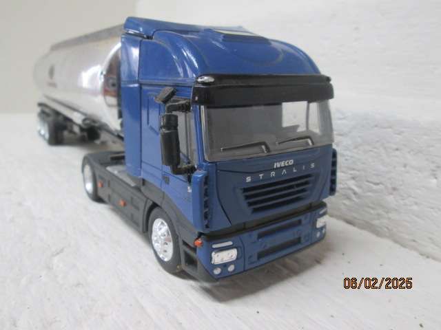 NEWRAY - IVECO DIE CAST TRUCK AND TANKER TRAILER