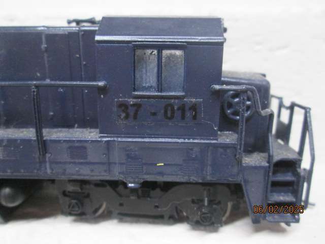 HO SCALE - BACHMANN - DARK BLUE DIESEL LOCOMOTIVE