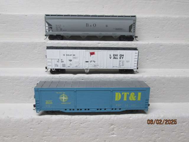 HO SCALE  - BACHMANN - X3 GOODS WAGONS