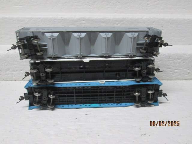 HO SCALE  - BACHMANN - X3 GOODS WAGONS