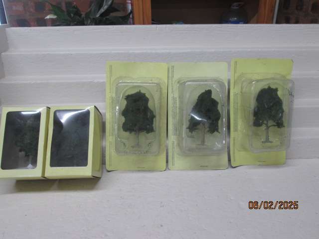 HO / OO SCALE - LARGE DARK GREEN TREES - X5 - BOXED