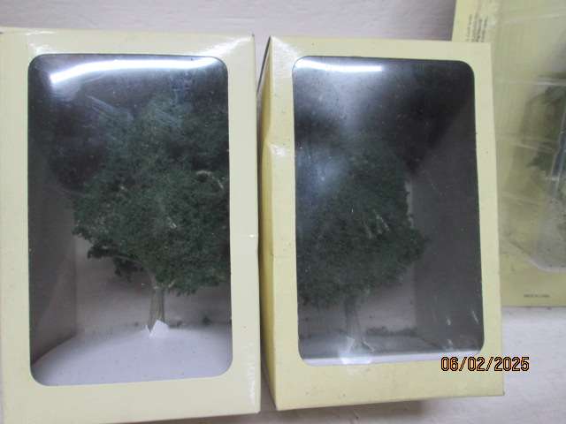 HO / OO SCALE - LARGE DARK GREEN TREES - X5 - BOXED