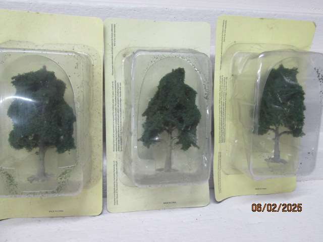 HO / OO SCALE - LARGE DARK GREEN TREES - X5 - BOXED