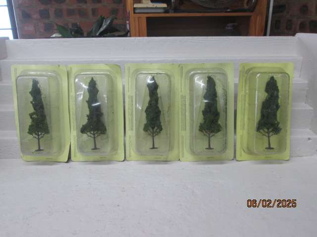 HO / OO SCALE - TALL DARK GREEN TREES - X5 - BOXED
