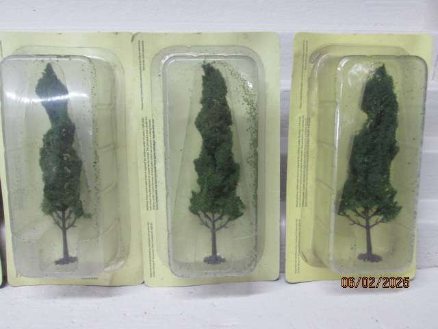 HO / OO SCALE - TALL DARK GREEN TREES - X5 - BOXED