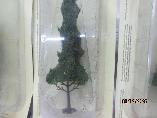 HO / OO SCALE - TALL DARK GREEN TREES - X5 - BOXED